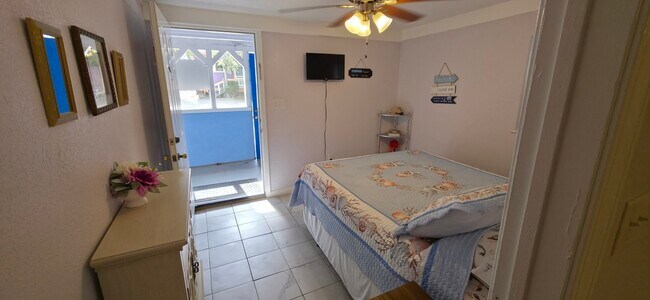 Building Photo - 1915 Avenue O 1/2