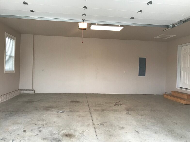 2 1/2 stall garage - 206 Stallion Way