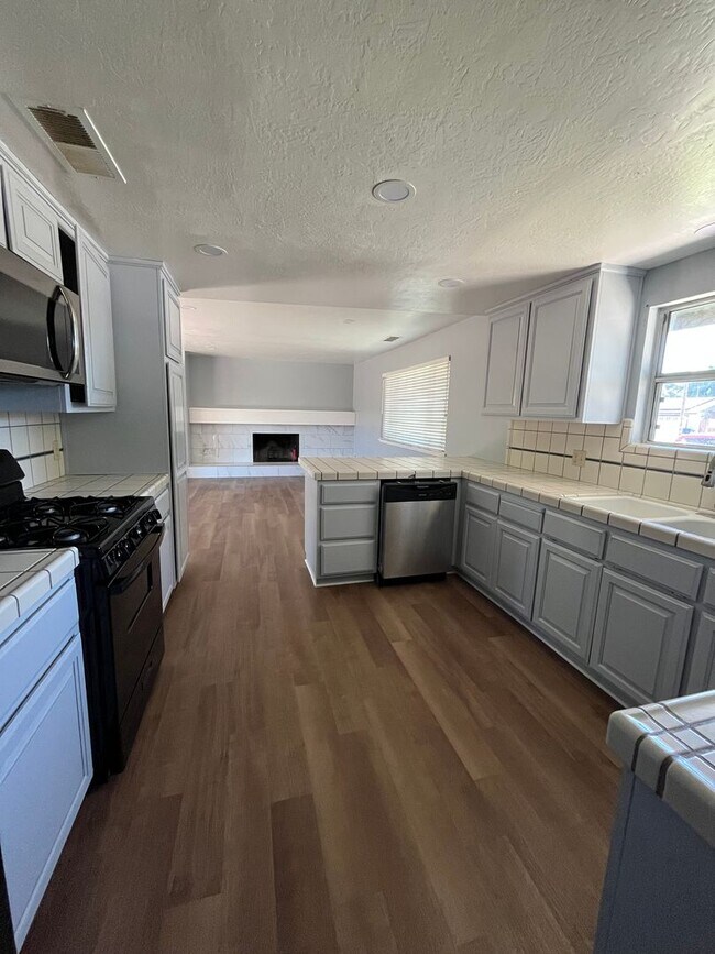 Building Photo - Available Now! Move-In Ready