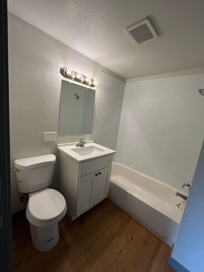 Building Photo - 403
