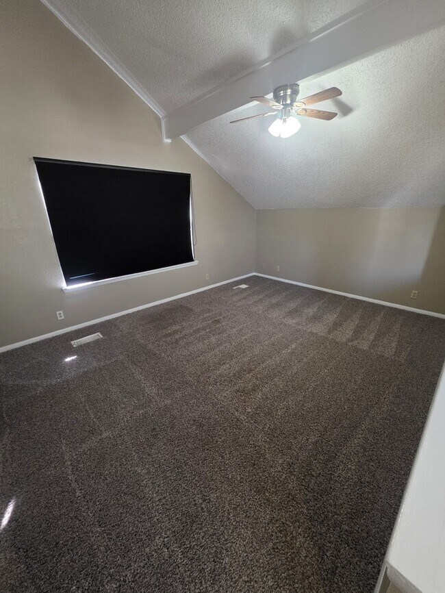 Building Photo - 2 story townhome, 3 bed 2 bath