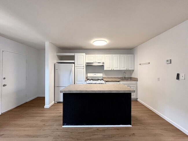 Building Photo - Upgraded 1BD/1BA Condo in Mission Hills W/...