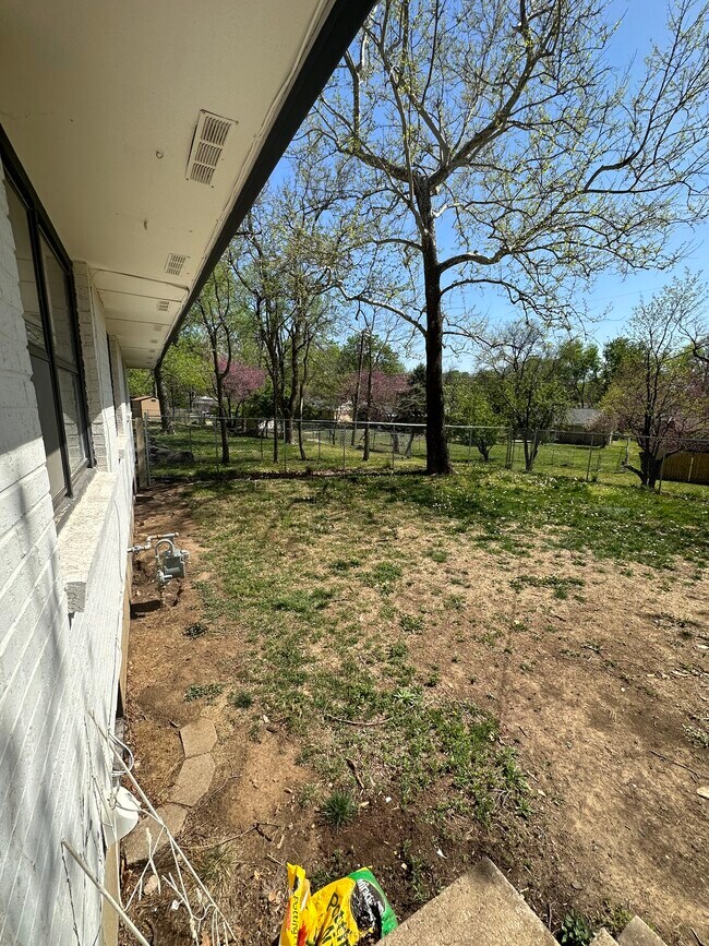 Building Photo - 2437 Vaughn Dr
