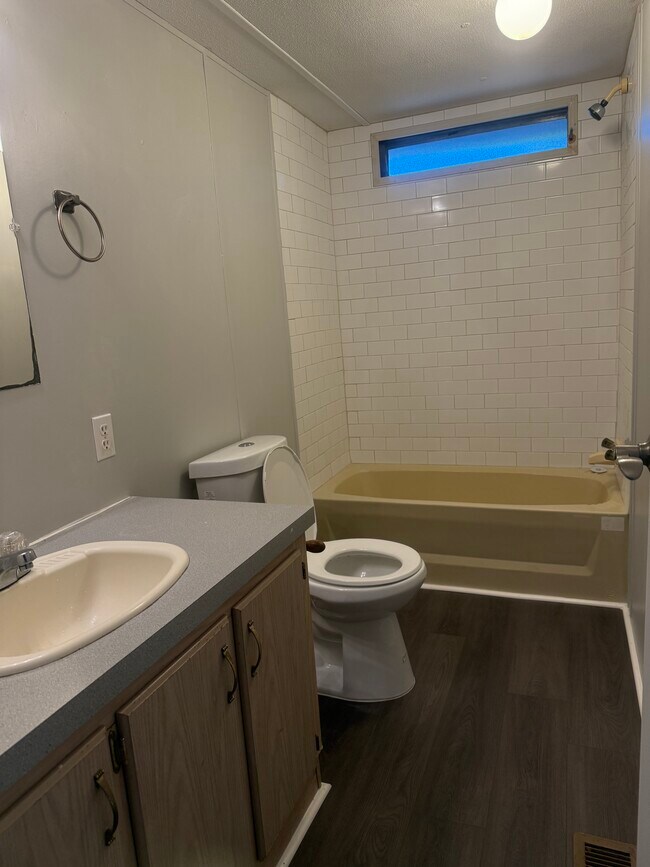 Building Photo - 14136 Little Ranch Rd