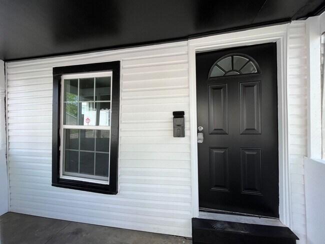 Building Photo - Quaint 2 Bedroom in Shelbyville!