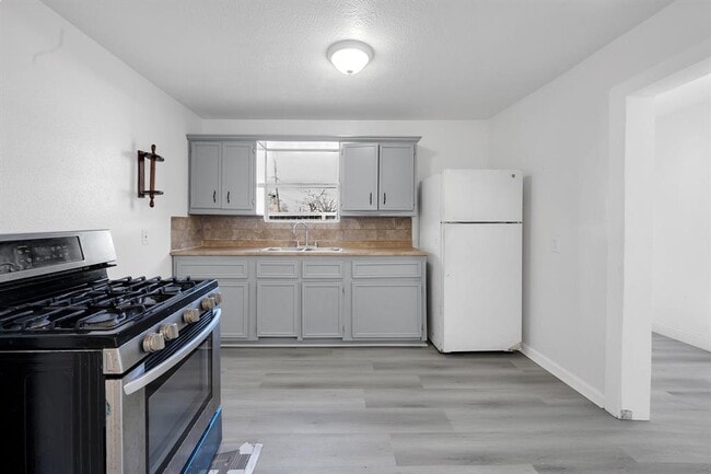 Building Photo - 214 N Hagerman St