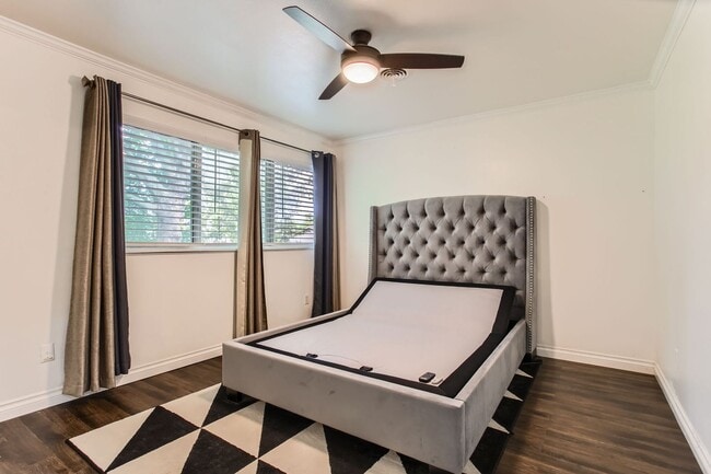 Building Photo - Beautifully Updated 2 Bedroom, 1.5 Bathroo...