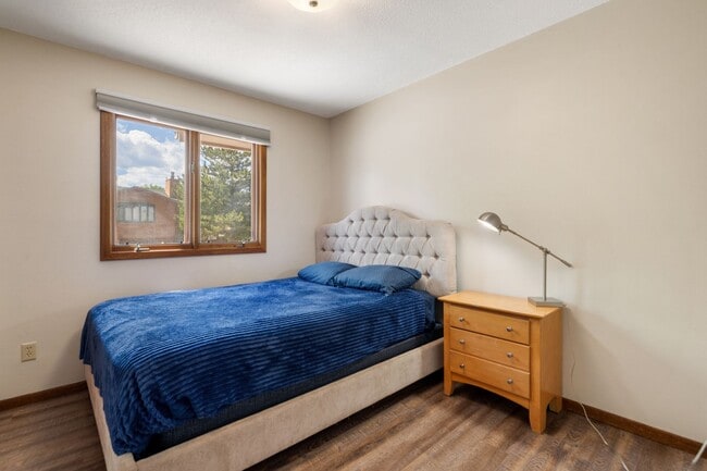 Building Photo - 3704 Meadowbrook Dr