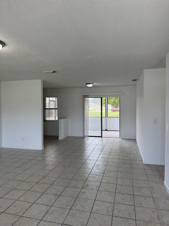 Building Photo - 710 NW Airoso Blvd