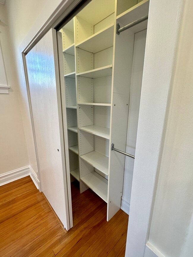 Building Photo - 5719 N Kenmore Ave