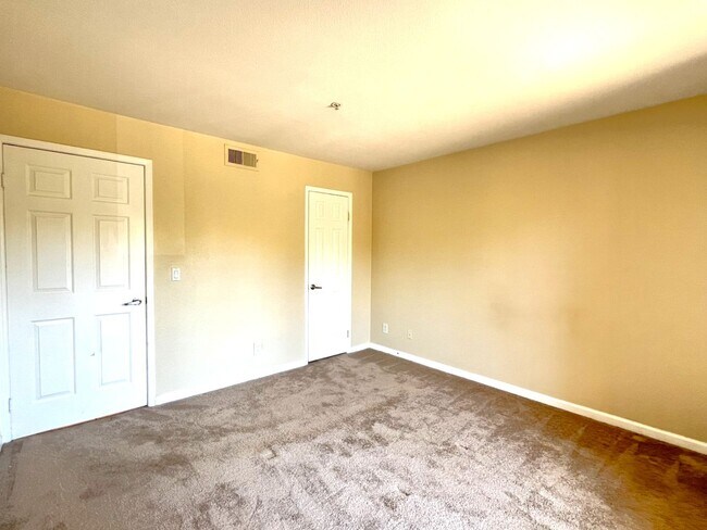 Building Photo - 1BR Condo with Private Balcony, Central A/C & Community Amenities in Corona