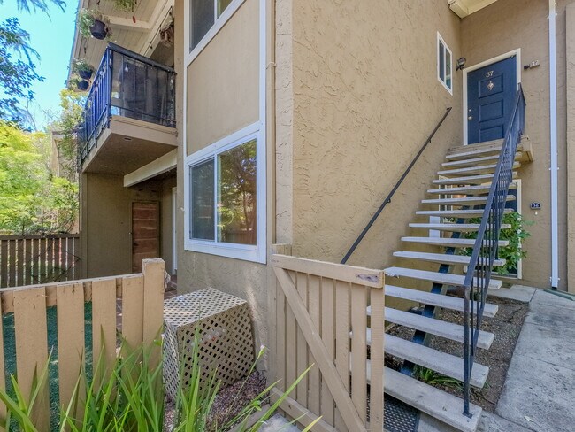 Building Photo - 402 Alberto Way