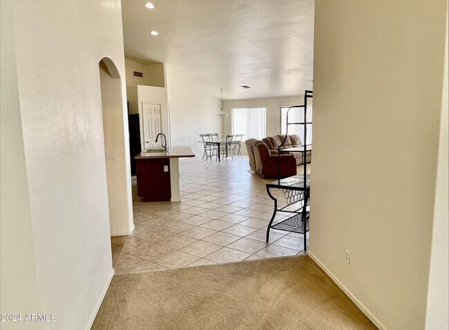 Building Photo - 608 W Rattlesnake Pl