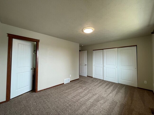 Building Photo - Carnahan Hill Daylight Rancher