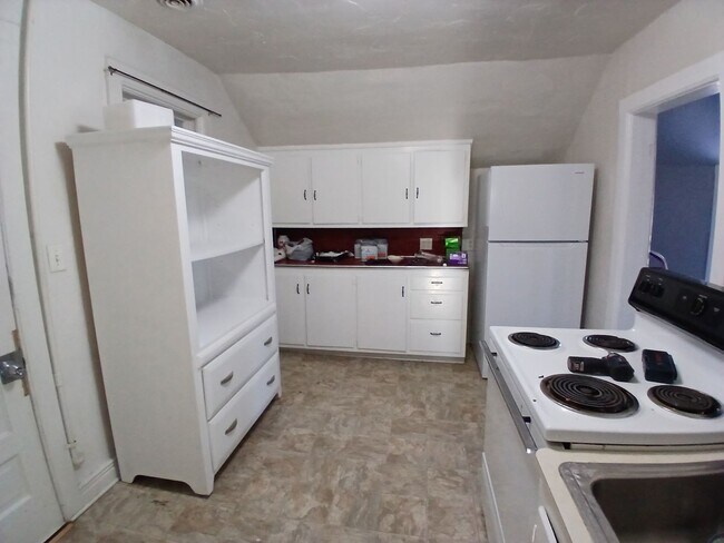 Building Photo - 1323 Shore Dr