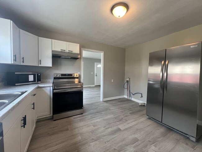 Building Photo - Newly renovated 3 bed and 1 bath house near ETSU and VA