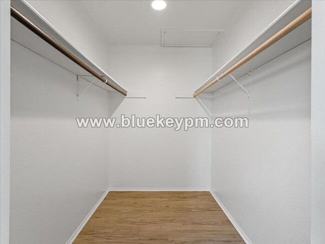 Building Photo - 3 Bed, 1.5 Bath Townhome in Hazel Dell Near Salmon Creek Regional Park