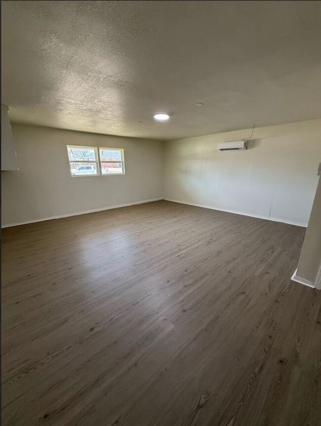 Building Photo - 5 Bedroom 2 Bath Available!!