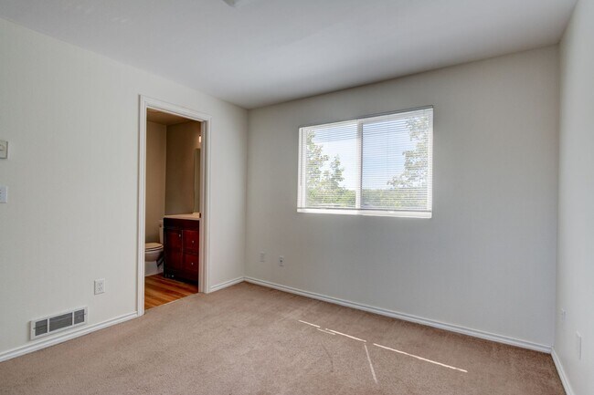 Building Photo - 3 bed 2 bath Condo in Town