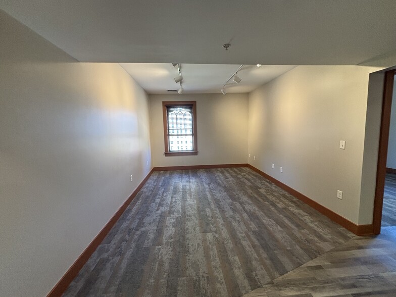 Building Photo - 54 E Mill St