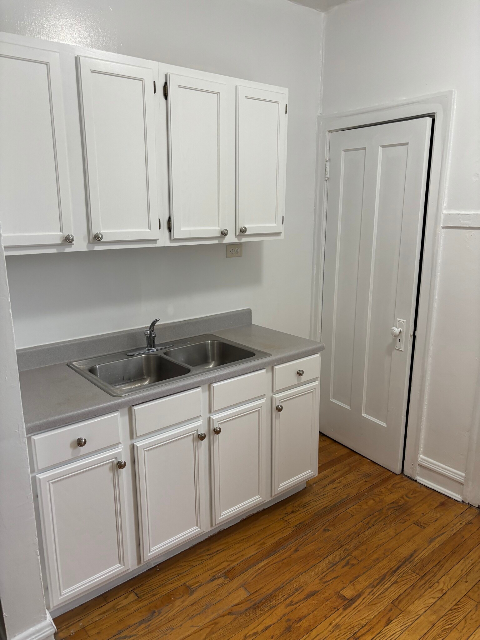 Building Photo - 2520 N Sawyer Ave