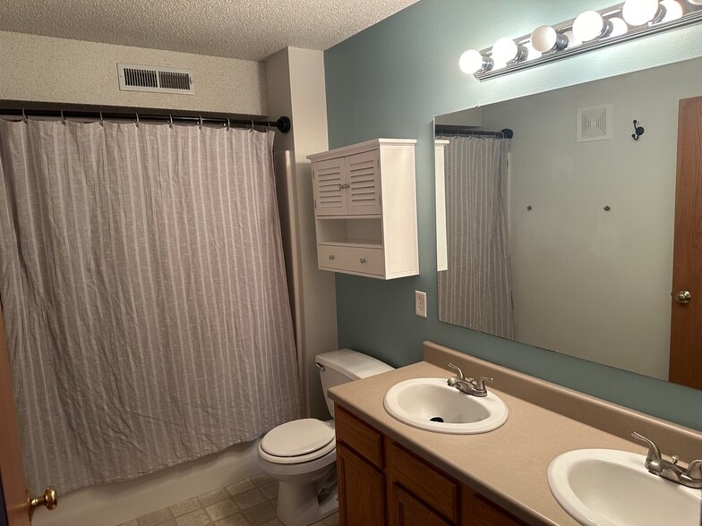 Building Photo - 40 Zeller Ct