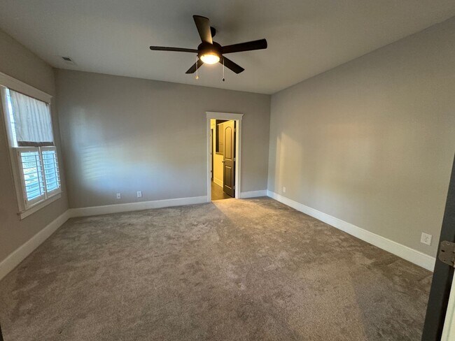 Building Photo - Available to Show