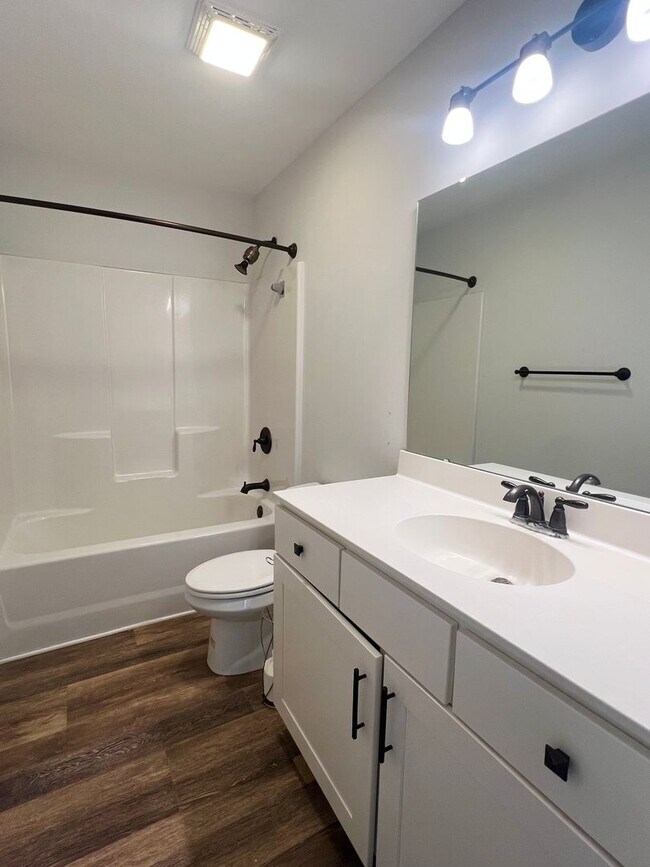 Building Photo - Charming 3 Bedroom 2 Bath home, Convenient NW Asheville location!