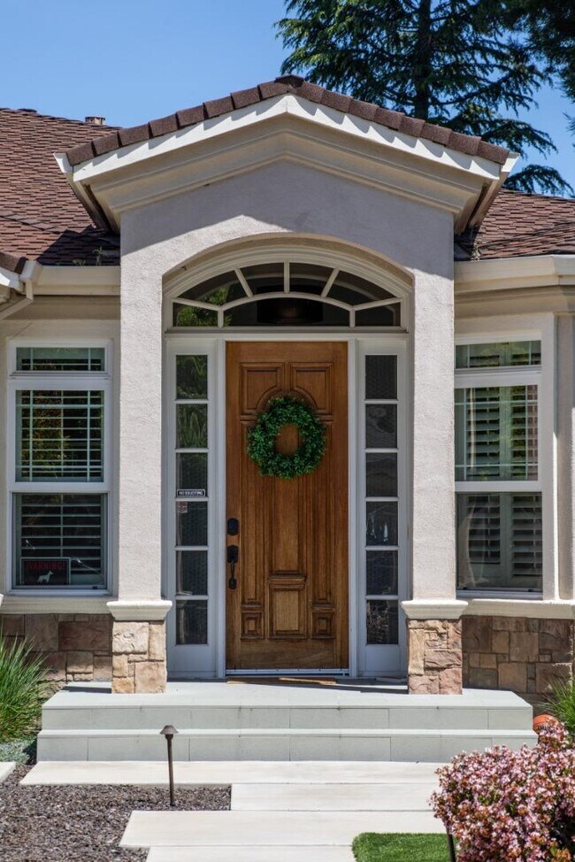 Building Photo - 955 Stanley Ave