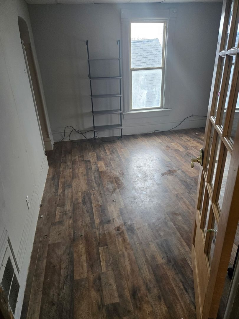 Building Photo - 1305 S Easton Ave