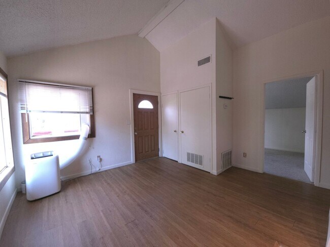 Building Photo - 943 Broadway