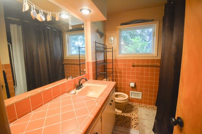 Building Photo - Fantastic 2 bed 2.5 bath Home In Cul-De-Sa...
