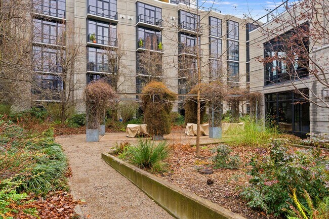 Building Photo - **FURNISHED** Streetcar Lofts studio w/parking/storage/Juliette balcony/fitness center/courtyard ...