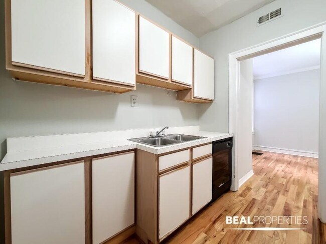 Building Photo - 2 bedroom in CHICAGO IL 60613