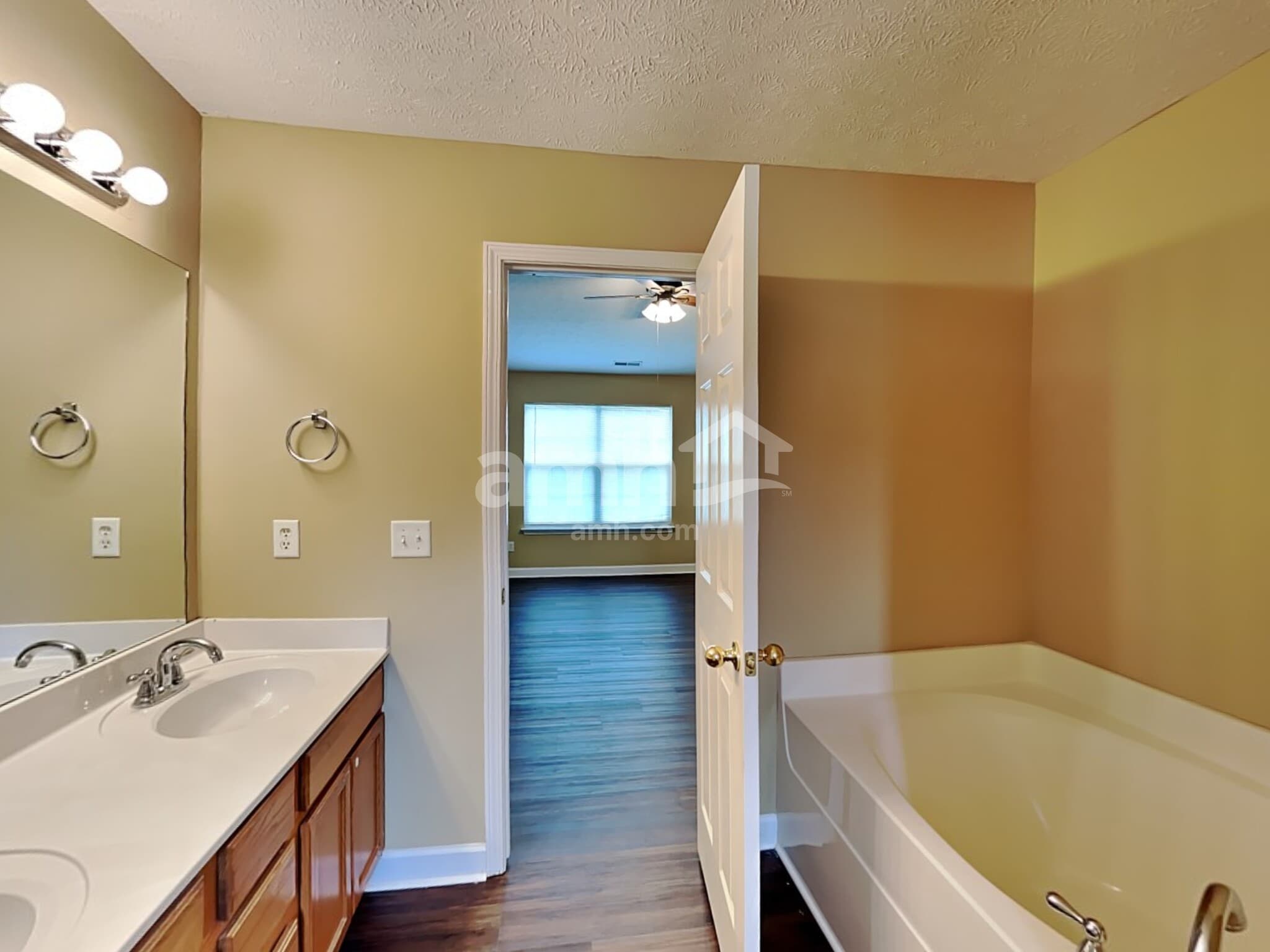 Building Photo - 6012 Mountview Dr