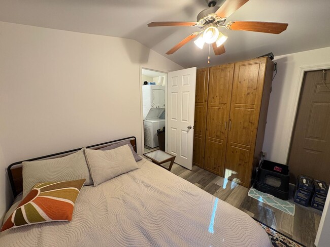 Building Photo - 910 Cedar Village Ln