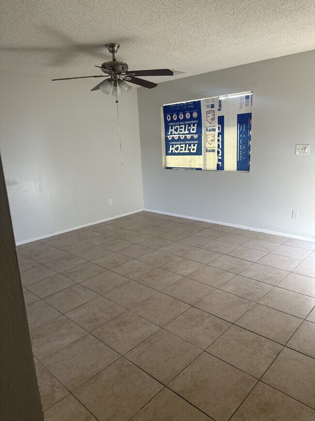 Building Photo - "Charming 3-Bedroom Oasis with 2 Baths in Phoenix – 1280 Sq Ft of Comfort Awaits You!"