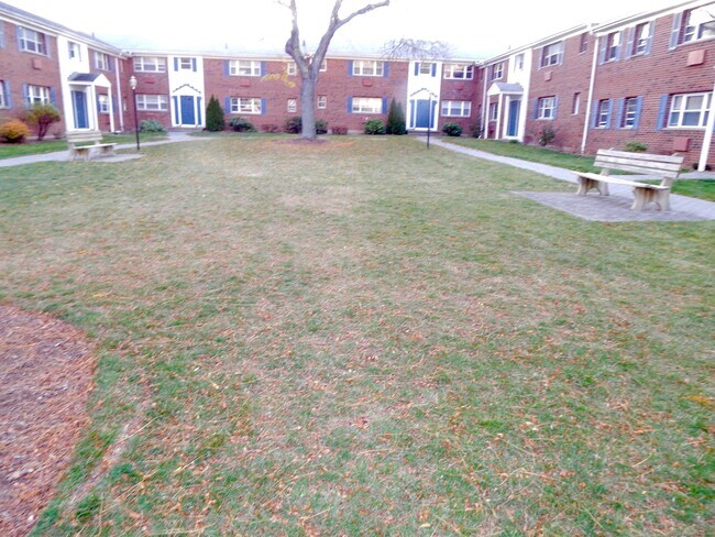 Building Photo - 14 Colonial Dr