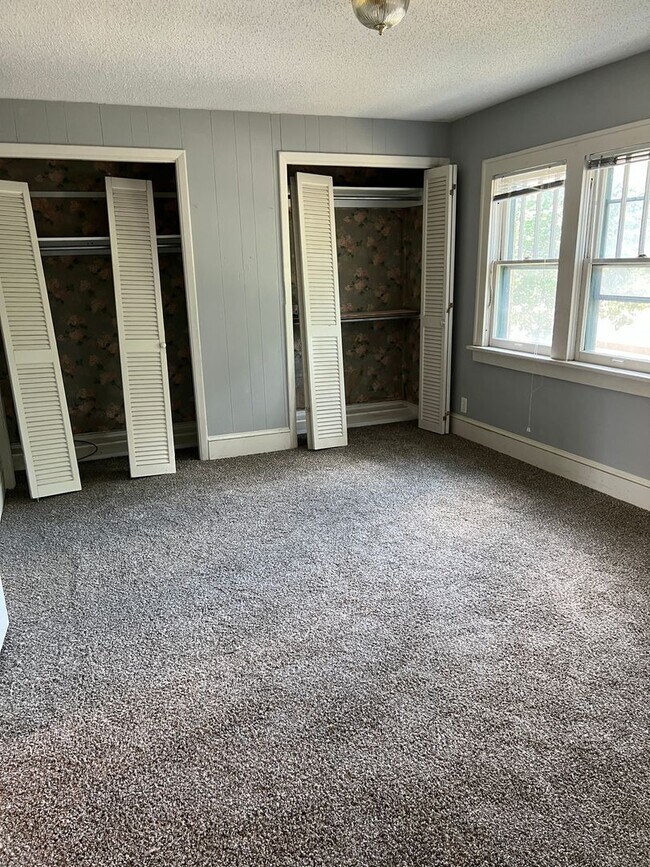 Building Photo - 3 bedroom/1 bath house