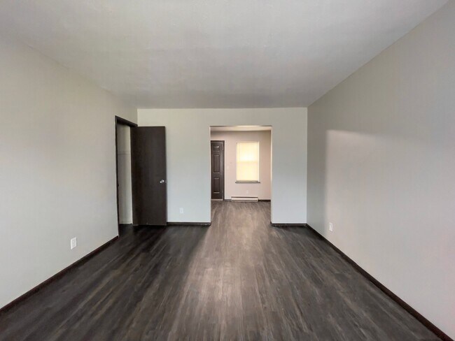 Building Photo - 2213 E Memorial Dr