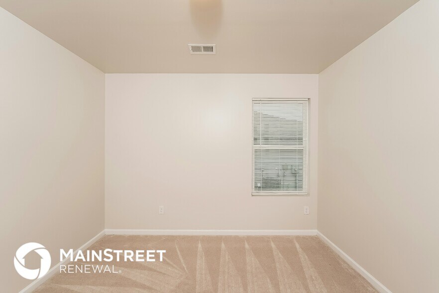 Building Photo - 461 Woodland Trl