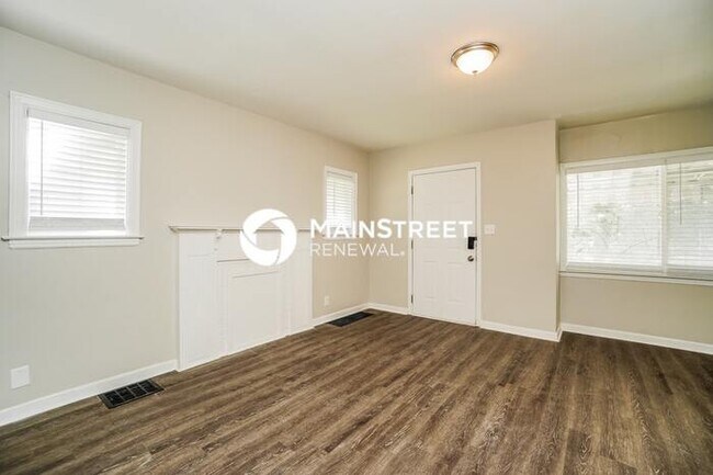 Building Photo - 3 Bedroom Pet-Friendly Home in Columbus, OH with Main Street Renewal
