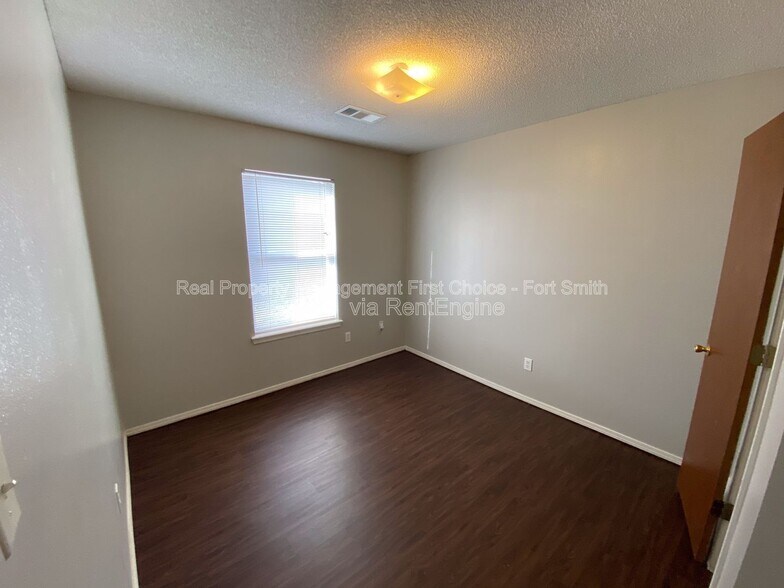 Building Photo - 1911 Whippoorwill Dr