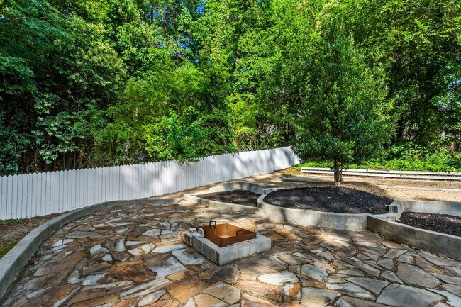 Building Photo - Gorgeous 3 Bedroom, 2 Bath Split-level home in Brentwood - High-end Renovation, Pet Friendly!