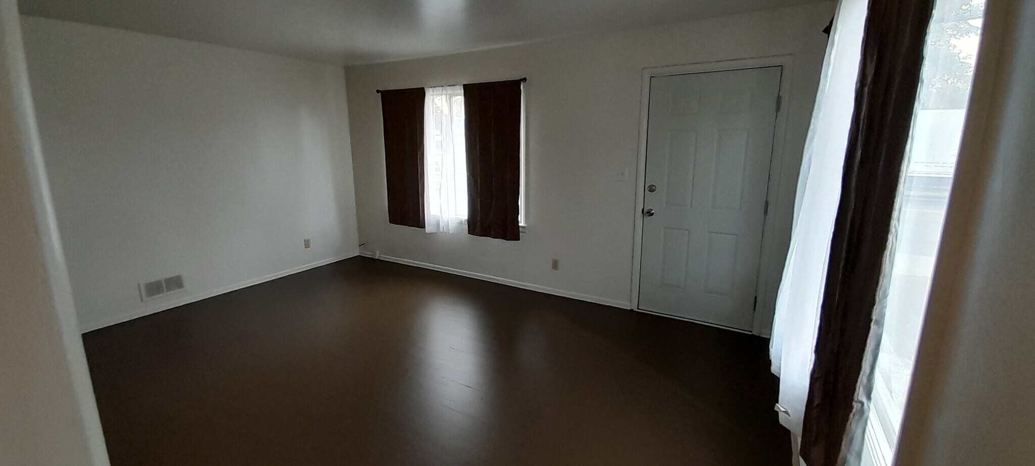 Living room (b) - 3934 N Nevada St