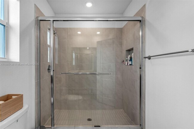 Building Photo - 809 SE 16th Ct