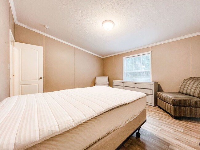 Building Photo - LOCATION! 5 mins from Carolina Beach bridg...
