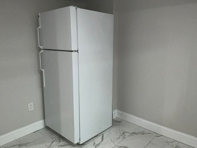 Building Photo - Fully updated 4BR 3BA single family rambler in Twinbrook Forest