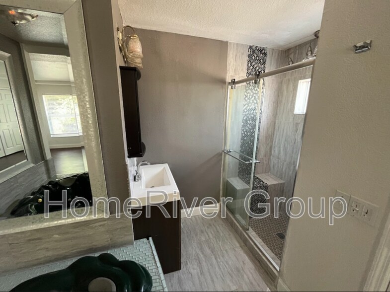 Building Photo - 525 Dowling Cir
