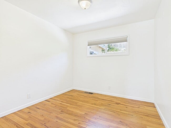 Building Photo - Del Rey Oaks Charmer for Rent